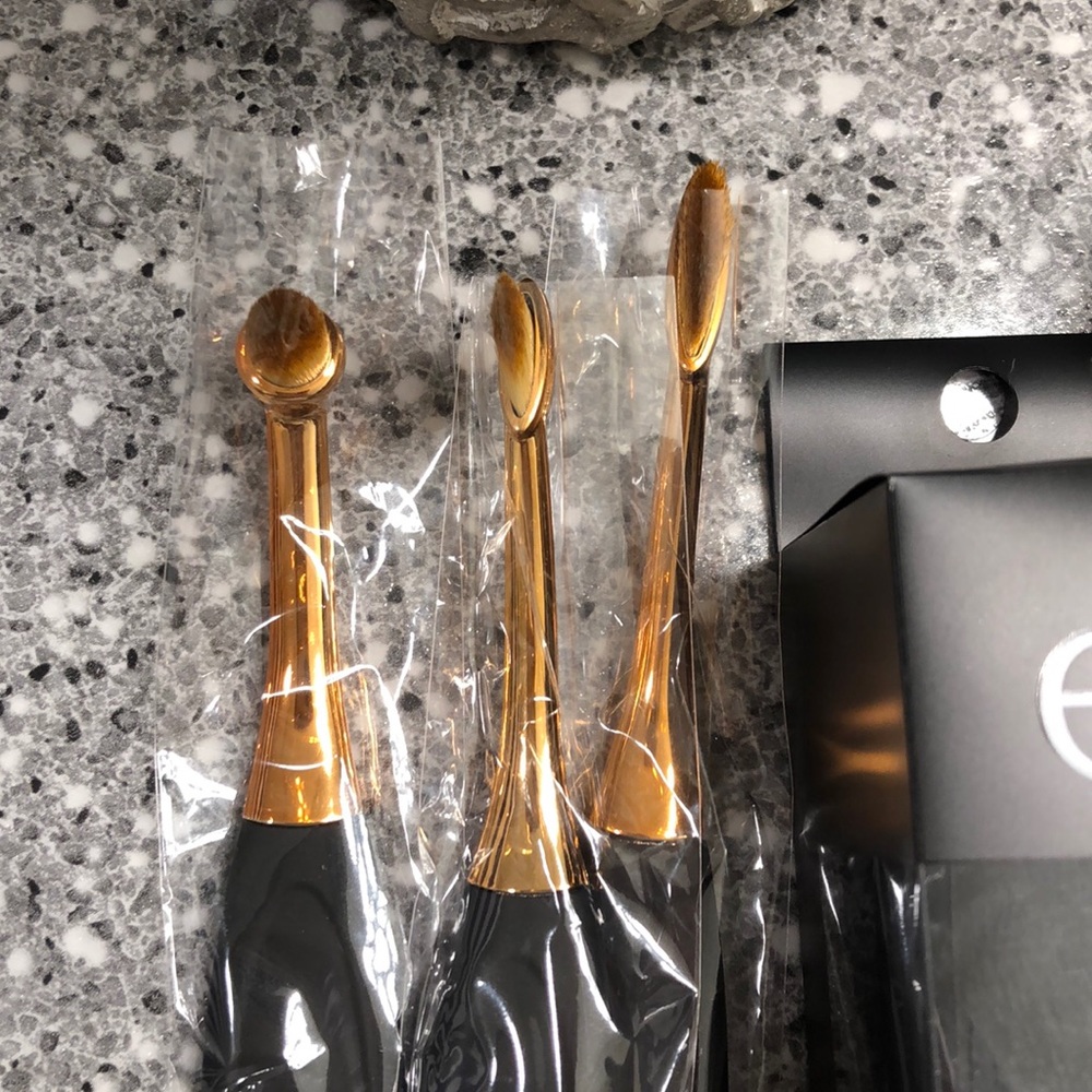 Makeup brushes bundle! - Picture 3 of 7